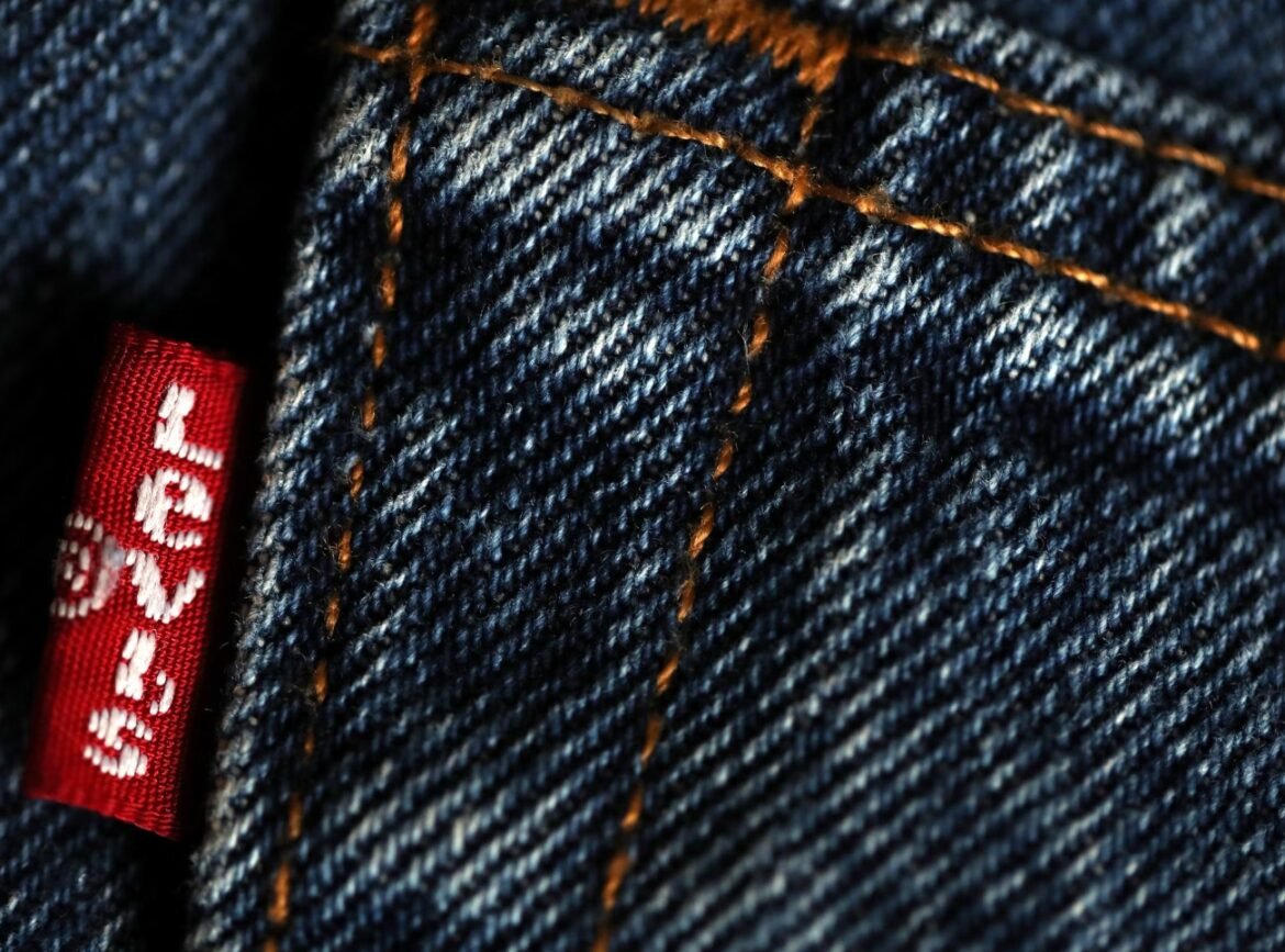 Levi’s mengatakan anti-Amerika yang terkait dengan kebijakan Trump dapat merugikan penjualan di Inggris